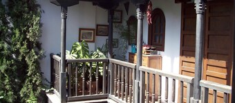 MORISCA DE LA LUNA HOUSE IN GRANADA. PATIO AND GARDEN.