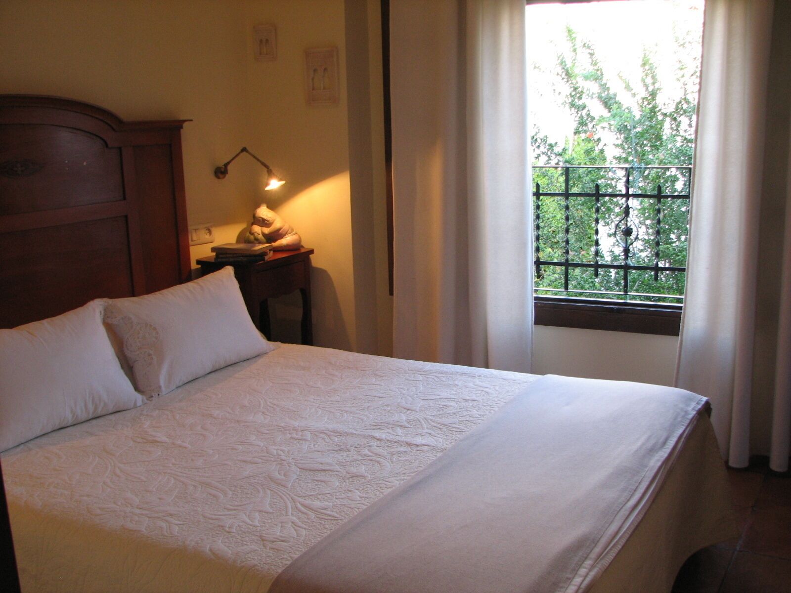 2 quartos, escrivaninha, ferros/tábuas de passar roupa