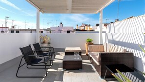 A rooftop terrace with outdoor furniture, a pergola, and a view of the cityscape. - Alfarería Terrace. 2 bedrooms, private terrace (Sevilla)