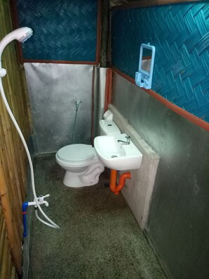 Een douche, gratis toiletartikelen, pantoffels, handdoeken
