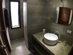 Regadera, secadora de cabello, toallas 