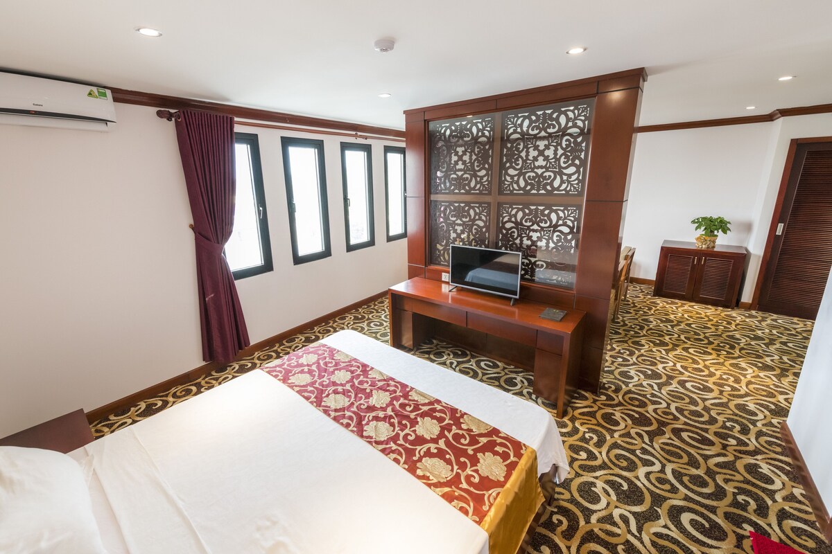 Zimmer (VIP ) | Daunenbettdecken, Betten mit Memory-Foam-Matratzen, Minibar