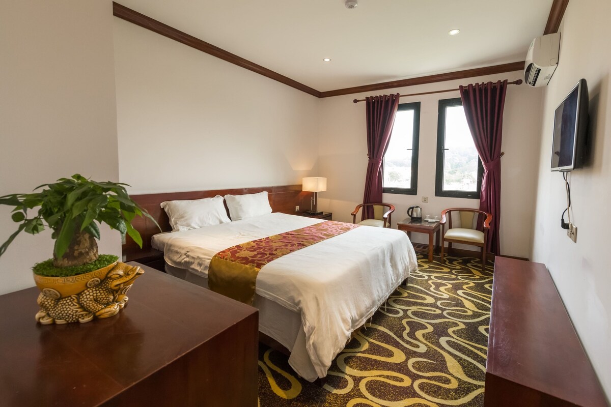Deluxe-Doppelzimmer | Daunenbettdecken, Betten mit Memory-Foam-Matratzen, Minibar
