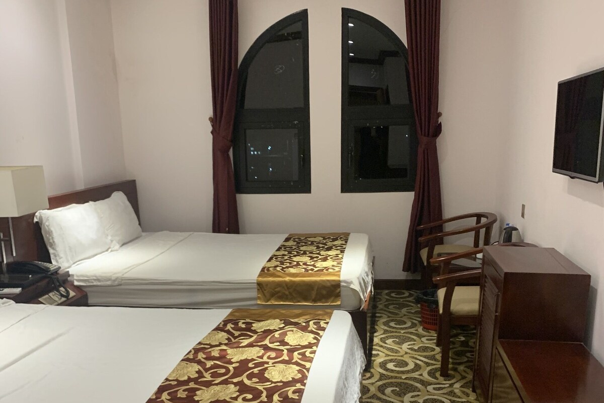 Deluxe-Doppel- oder -Zweibettzimmer | Daunenbettdecken, Betten mit Memory-Foam-Matratzen, Minibar