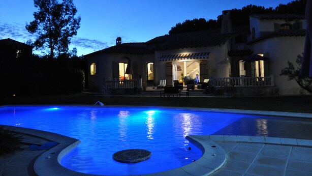 A swimming pool with a circular hot tub, a patio with outdoor furniture, and a house with a tiled roof and multiple windows. - Family home, swimming pool, 5 bedrooms with private bathrooms Enclosed garden (Saint-Geniès-De-Malgoirès)