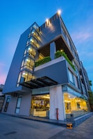 Voorkant accommodatie - avond/nacht