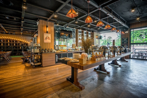 Daily cooked-to-order breakfast (THB 400 per person)