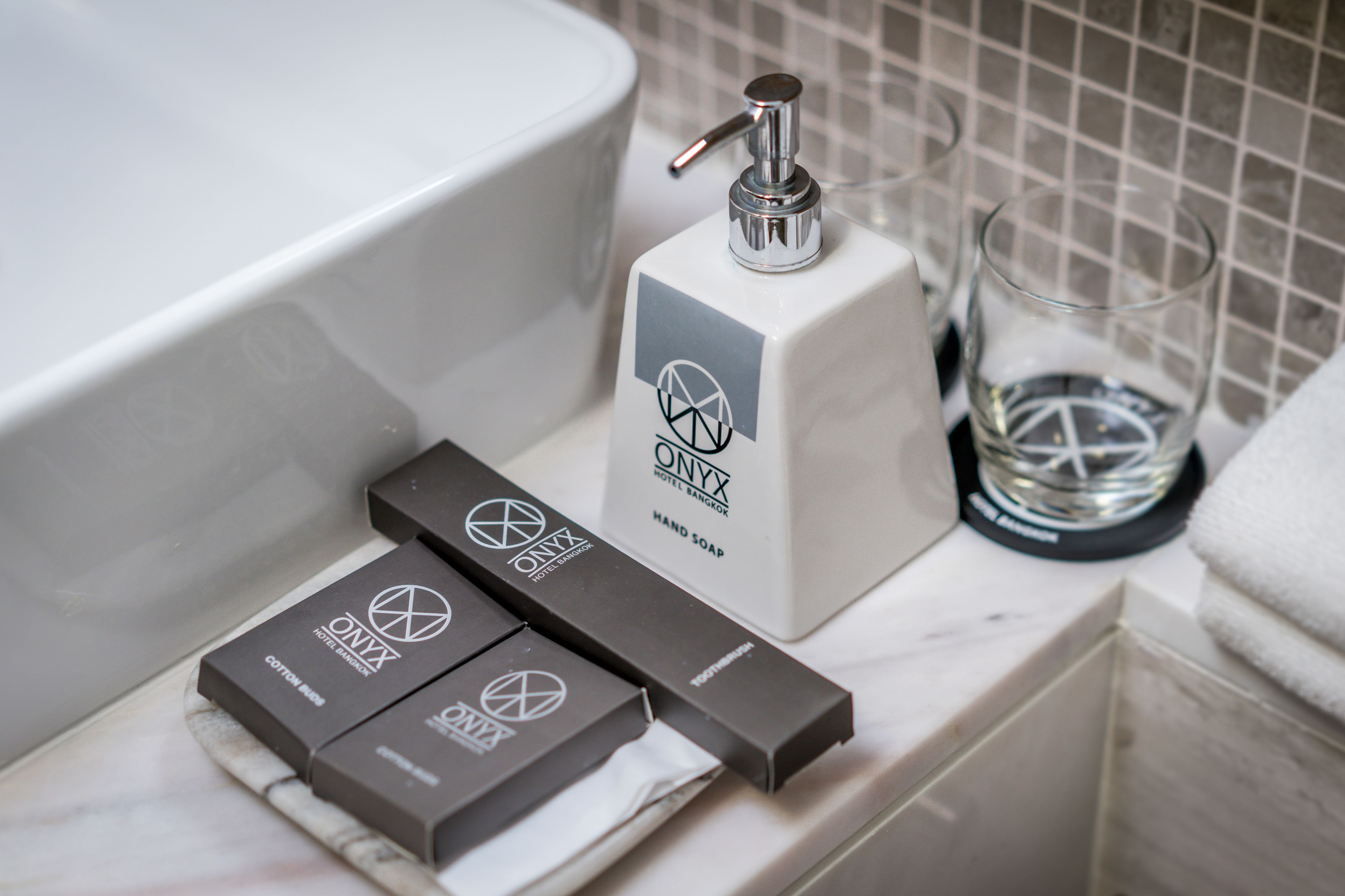 junior suite | bathroom | free toiletries, hair dryer, bidet, towels