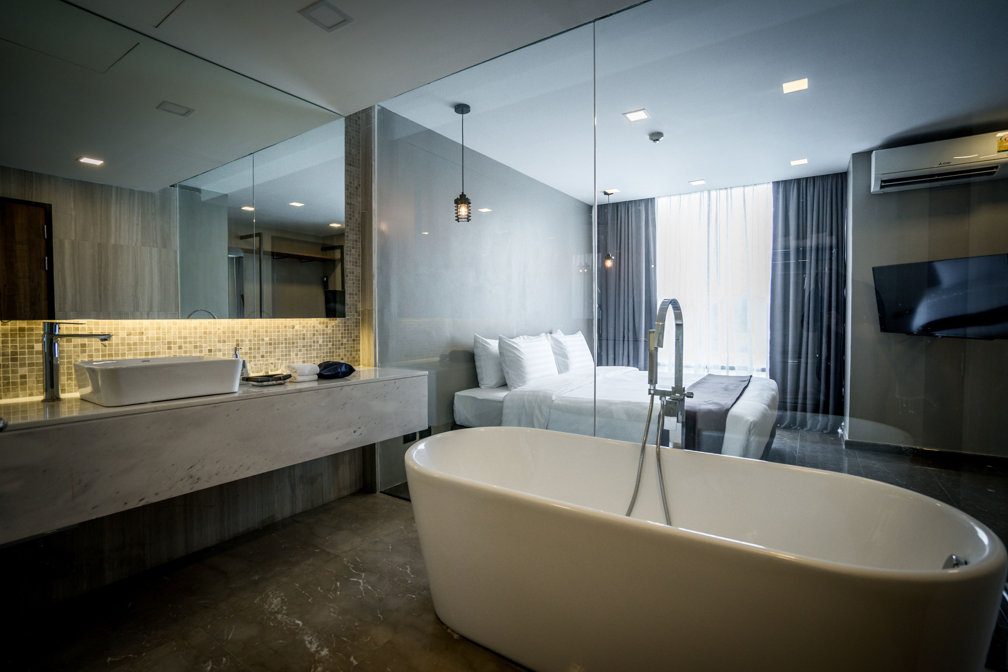 executive suite | bathroom | free toiletries, hair dryer, bidet, towels