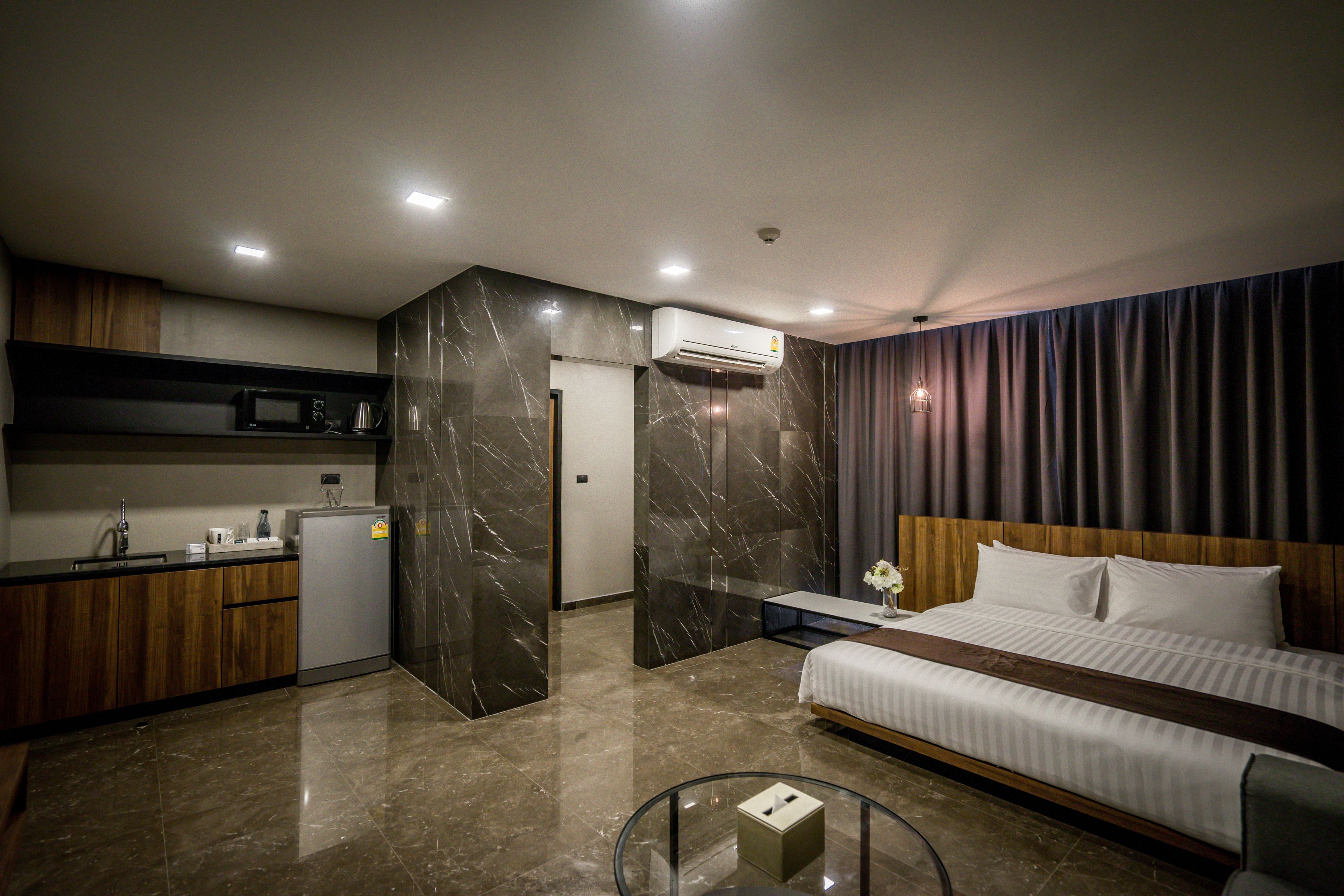 deluxe closet | 1 bedroom, minibar, in-room safe, free wifi