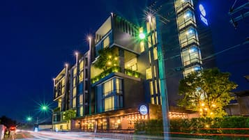 住宿正面 (夜晚)