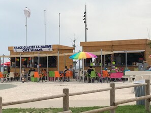 تناول الطعام بالخارج