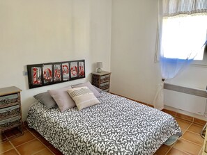 2 habitaciones, tabla de planchar con plancha y cuna de viaje 