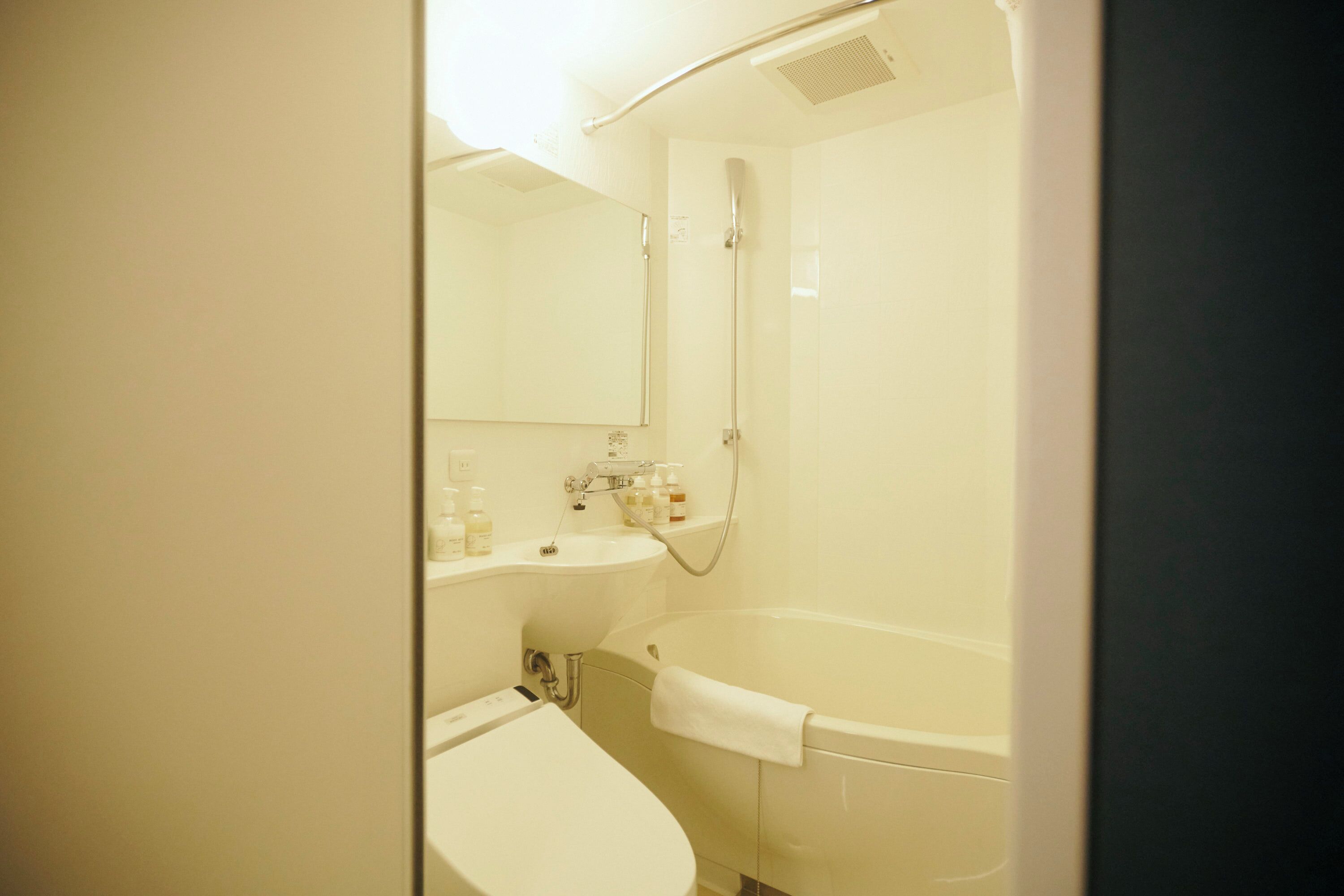 combined shower/bathtub, hair dryer, bathrobes, slippers
