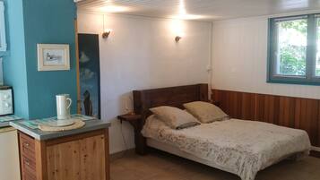 2 chambres, bureau, fer et planche Ă repasser, lit parapluie