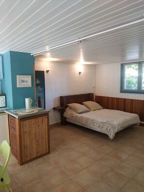 2 bedrooms, desk, iron/ironing board, travel cot