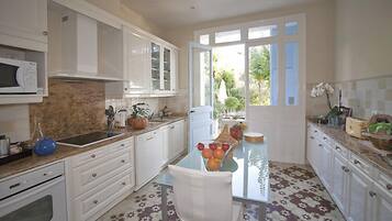 Køleskab, mikrobølgeovn, ovn, kogeplade