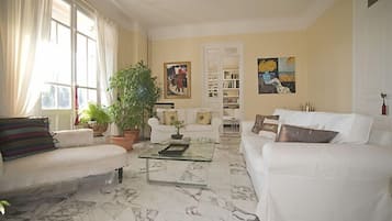 Smart-tv, dvd-afspiller, bøger, musikbibliotek