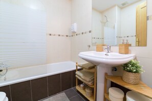 シャワー付き浴槽、ヘアドライヤー、ビデ、タオル
