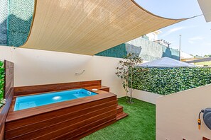 Outdoor spa tub - Chalet Parque Tecnológico, ideal for couples and families (Málaga)