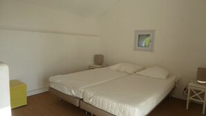 2 bedrooms, desk, iron/ironing board, free WiFi
