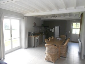 Fridge, microwave, oven, stovetop - country house near Bayeux and the landing beaches (Vaux-Sur-Aure)