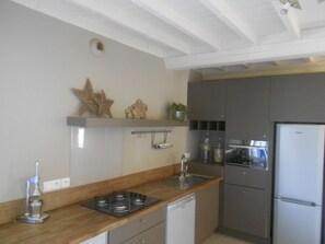 Fridge, microwave, oven, stovetop - country house near Bayeux and the landing beaches (Vaux-Sur-Aure)