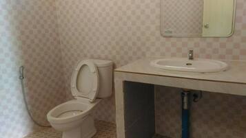 Suihku, ilmaiset hygieniatuotteet, pyyhkeet