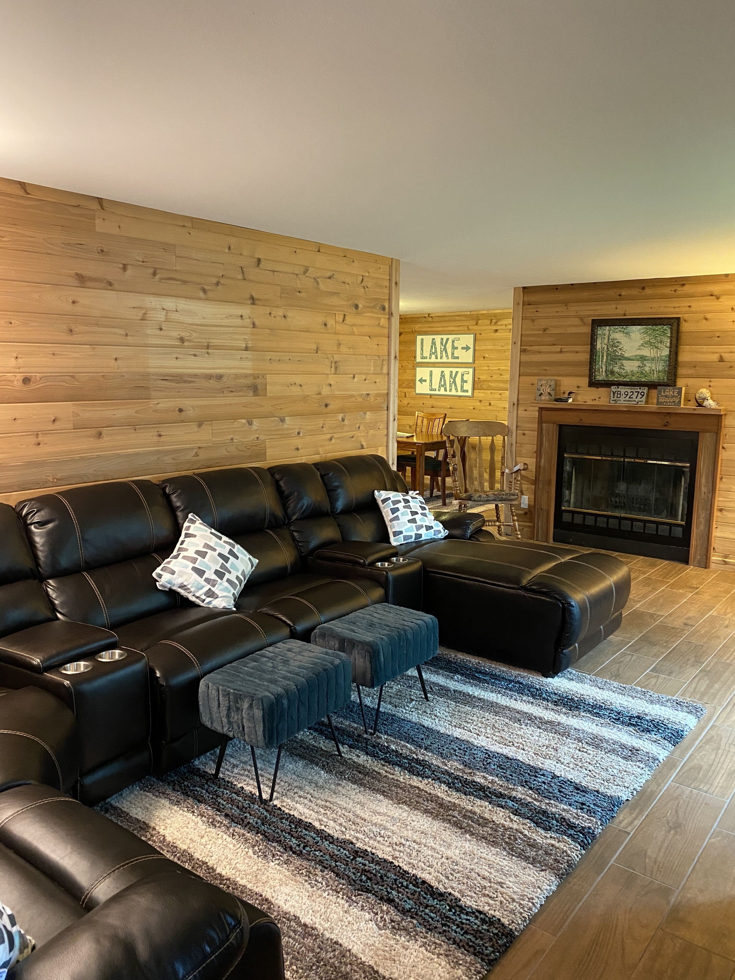 Smart TV, reproductor de DVD, futbolito y tenis de mesa 