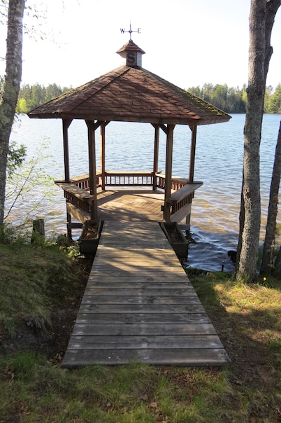 Escape To The Lake With All The Comforts Of Home!