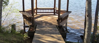 Escape To The Lake With All The Comforts Of Home!