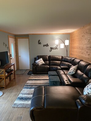 Smart TV, DVD player, table football, ping pong - Escape To The Lake With All The Comforts Of Home! (Gwinn)