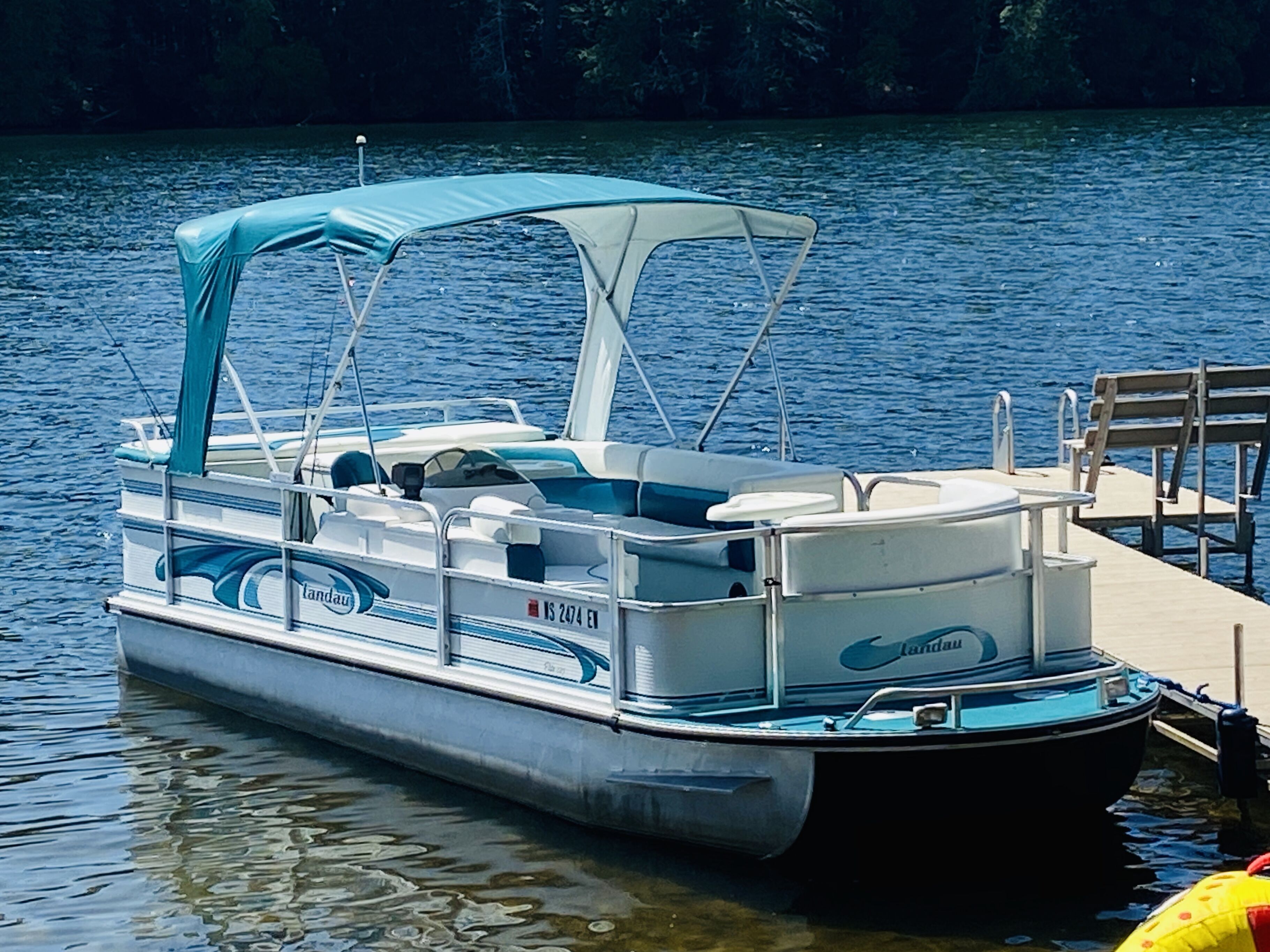 Un bateau à quai était amarré à un ponton, et il était équipé d’un espace de repos abrité et d’une petite table.