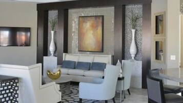 Smart TV, videojuegos, reproductor de DVD y futbolito