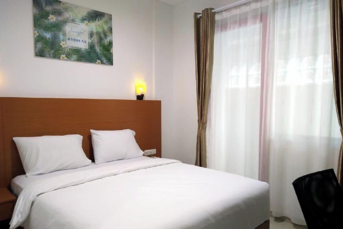 Escritorio, wifi gratis, ropa de cama