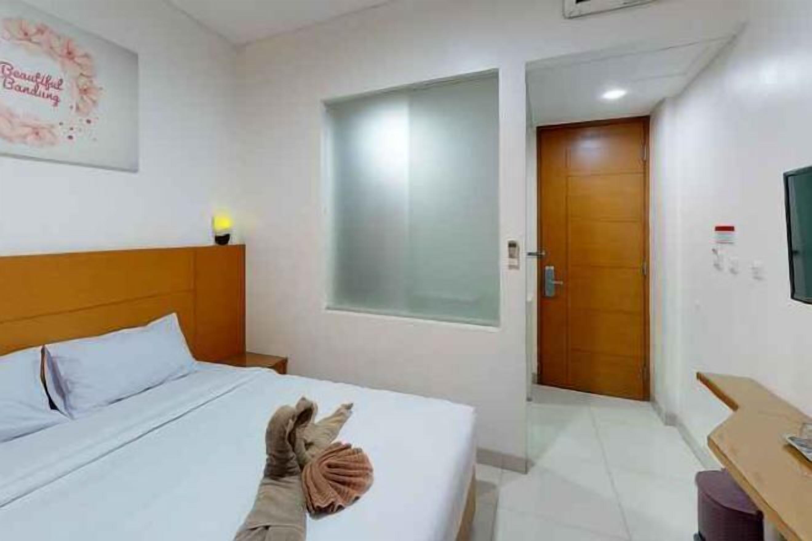 Desk, free WiFi, bed sheets