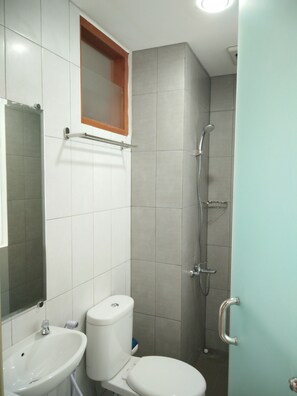 Shower, designer toiletries, towels - P Hostel Bandung (Bandung)