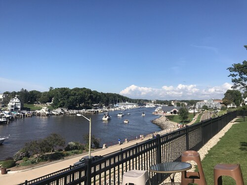 Lähellä keskustaa ja Marina Riverfront! Laskuhinnat!