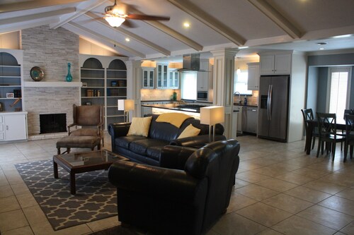  MINUTES FROM BEACH, LUXURIOUS HOME, GREAT FOR FAMILIES! POOL TABLE!