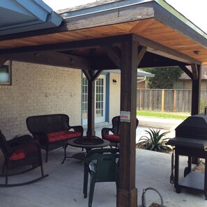 Terrace/patio -  MINUTES FROM BEACH, LUXURIOUS HOME, GREAT FOR FAMILIES! POOL TABLE! (Corpus Christi)