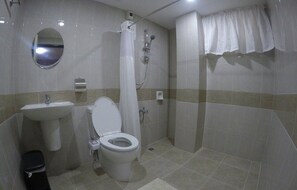 Een douche, gratis toiletartikelen, handdoeken