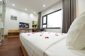 Een minibar, een kluis op de kamer, een bureau, geluiddichte muren