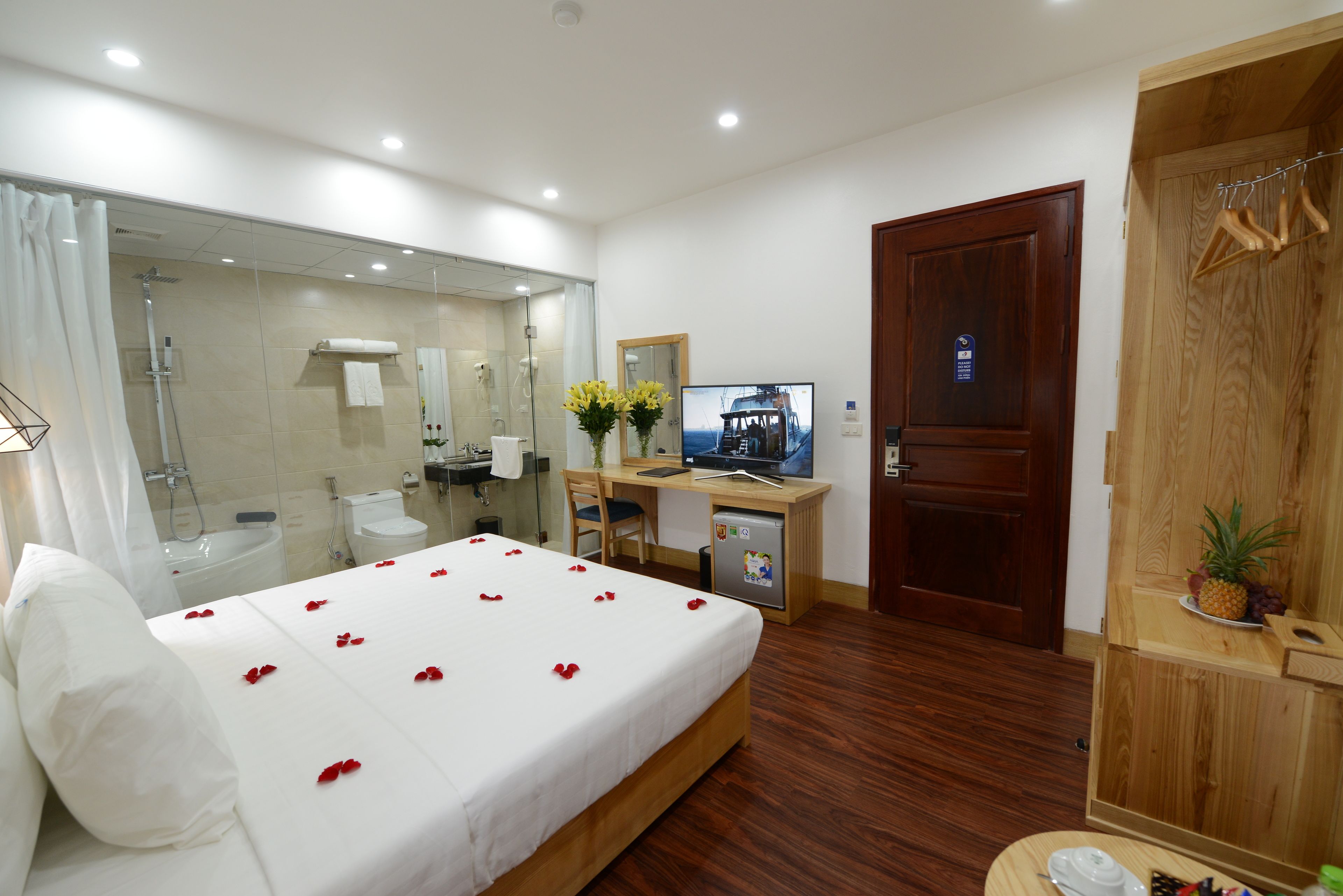 standard double room, 1 queen bed, no windows | 1 bedroom, minibar, in-room safe, desk