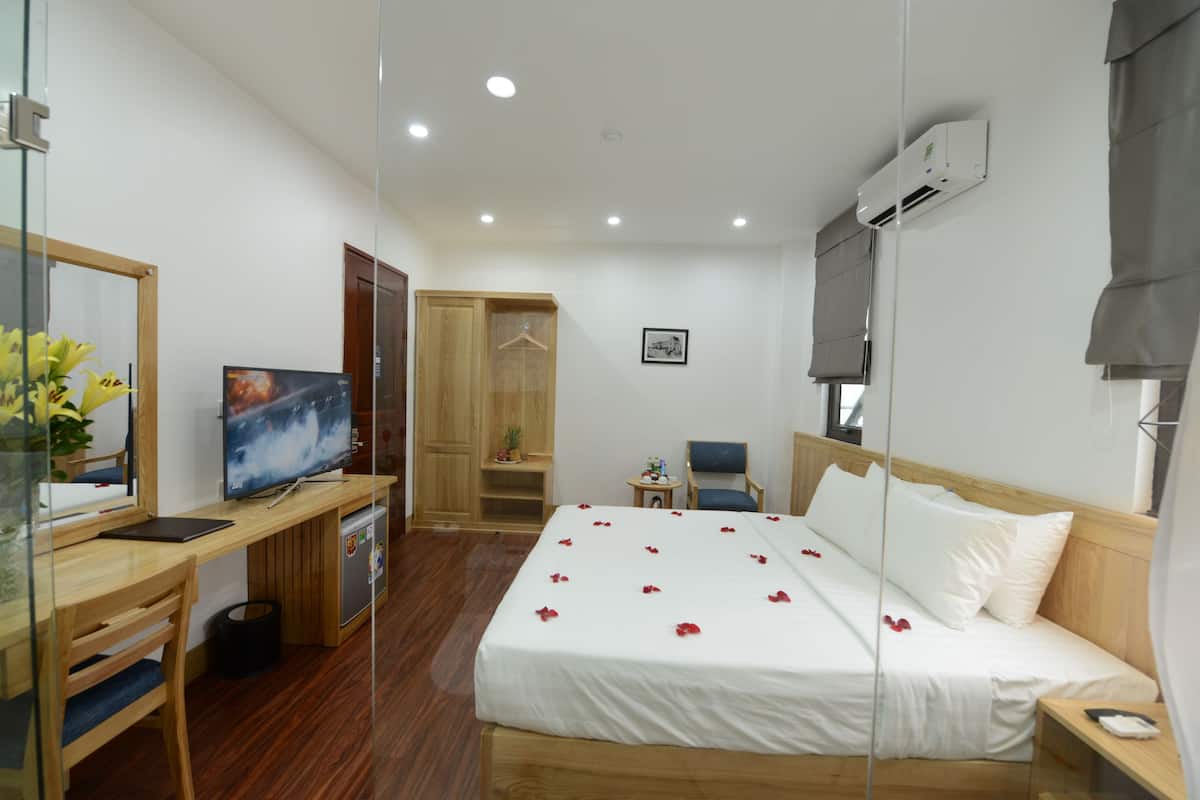 Executive Room | Minibar, in-room safe, desk, soundproofing