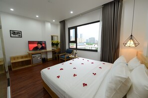 Minibar, in-room safe, desk, soundproofing - Blue Hanoi Inn City Hotel (Hanoi)