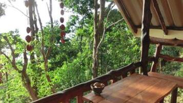 Standard Bungalow with Fan and Ocean View | Balcón