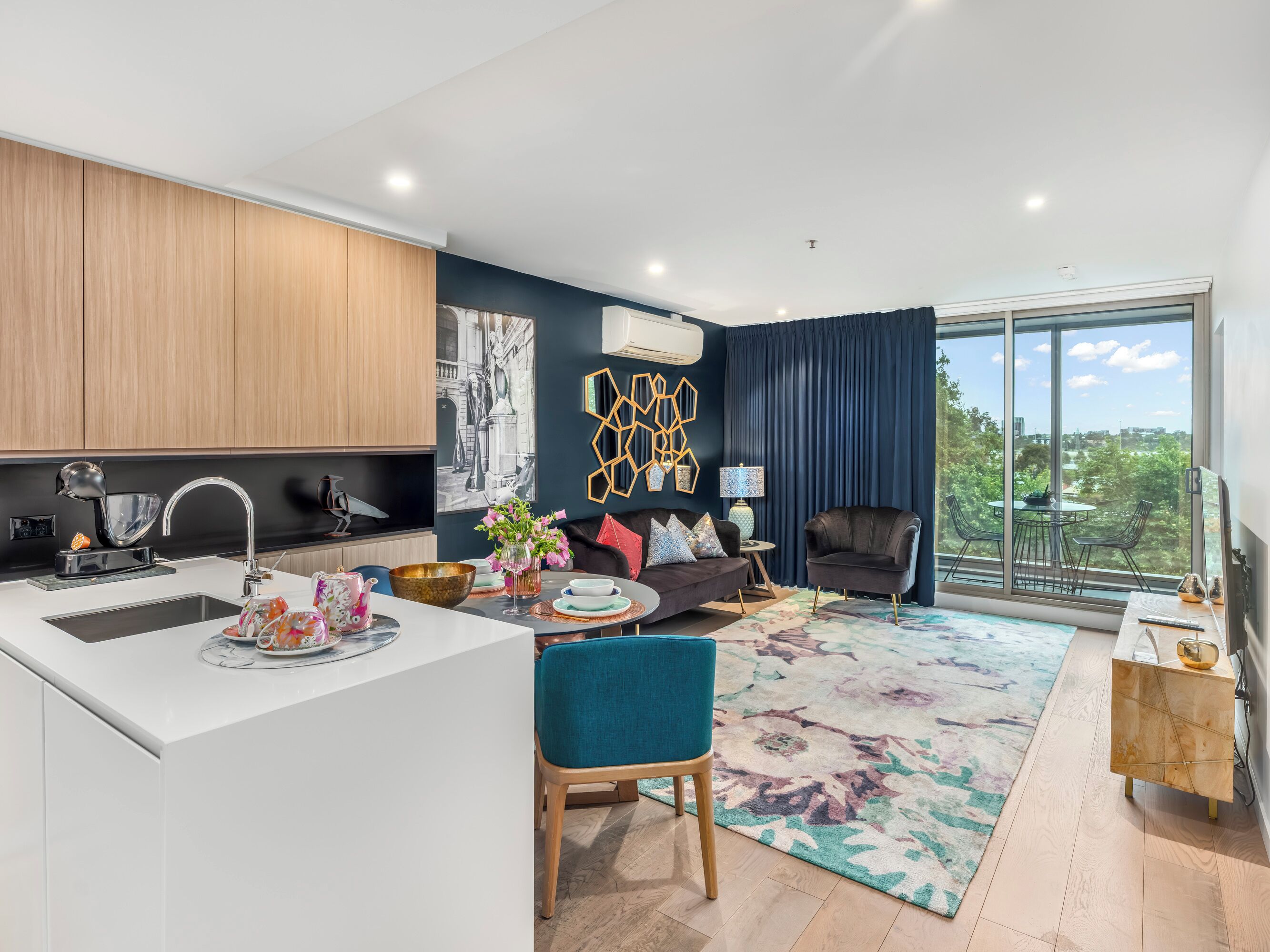 Apartemen, 1 Tempat Tidur King | Area keluarga | Smart TV 50-cm dengan saluran TV satelit dan TV