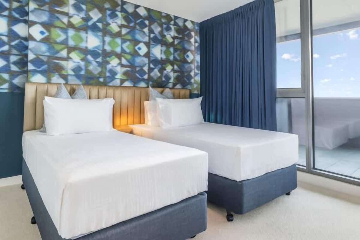 Premium bedding, in-room safe, blackout curtains, soundproofing