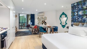 Studio, 1 queensize-seng | Sengetøy av topp kvalitet, safe på rommet og blendingsgardiner