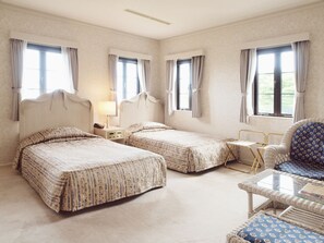 Minibar, in-room safe, desk - Auberge Le Temps (Ito)